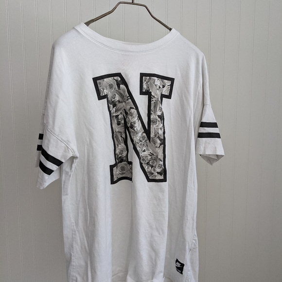 Oversized Nike shirt with floral detail - Picture 2 of 3